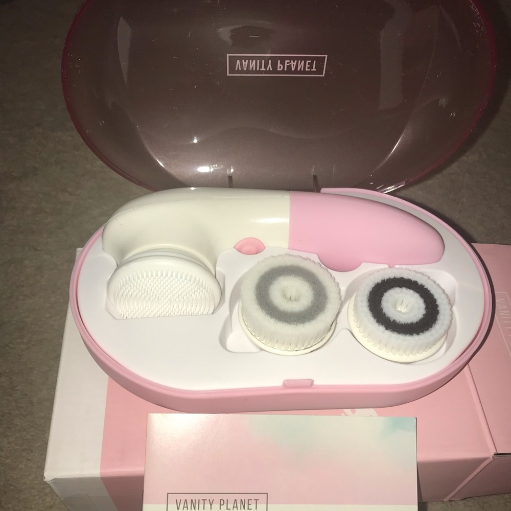 Vanity planet exfoliating face brush